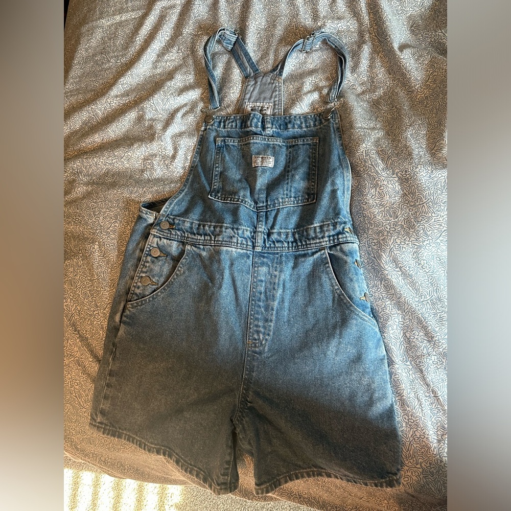 levi’s short-overalls